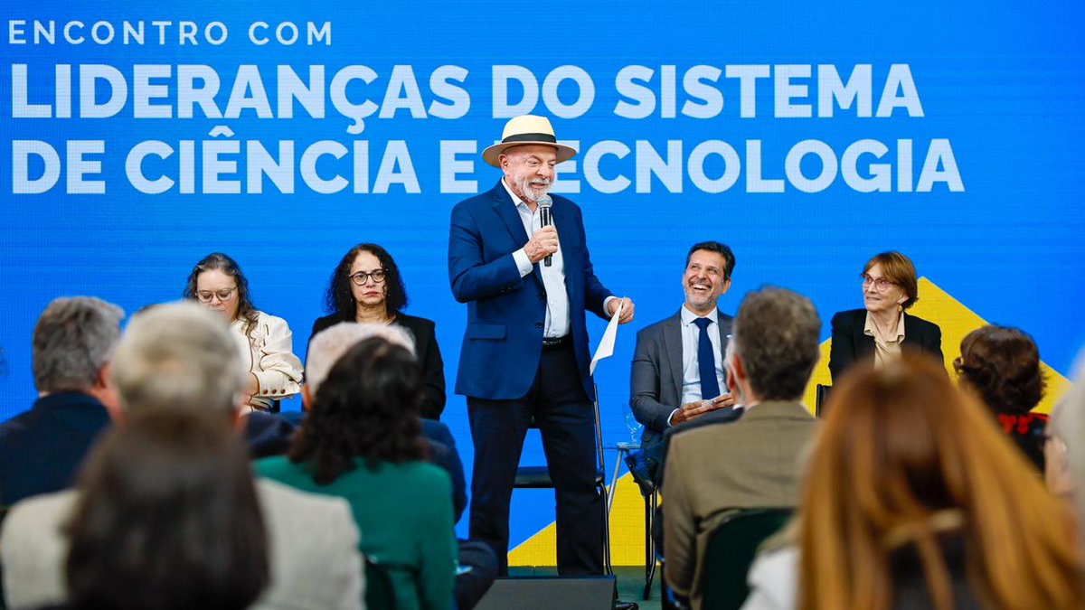 LulaOficial's tweet photo. Muito bom participar da reunião da SBPC e dialogar com quem faz a ciência acontecer no Brasil. Nosso compromisso é seguir fortalecendo a pesquisa, a inovação e a educação, porque o desenvolvimento do país passa, necessariamente, pelo conhecimento e pela valorização da nossa comunidade científica.

📸 @ricardostuckert
