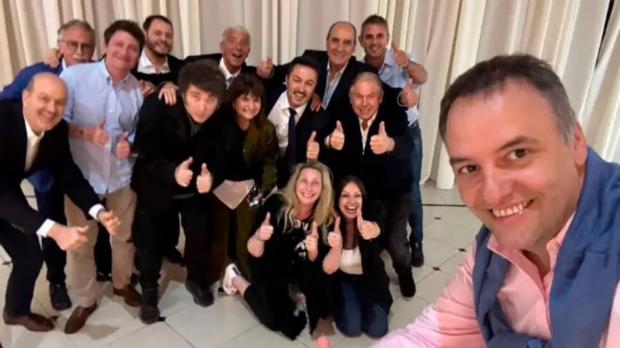 SemperRidens's tweet photo. @TommyShelby_30 Los argentinos en cuestion que van a recibir los 500 mil millones de dolares https://t.co/K6jAM37GX6