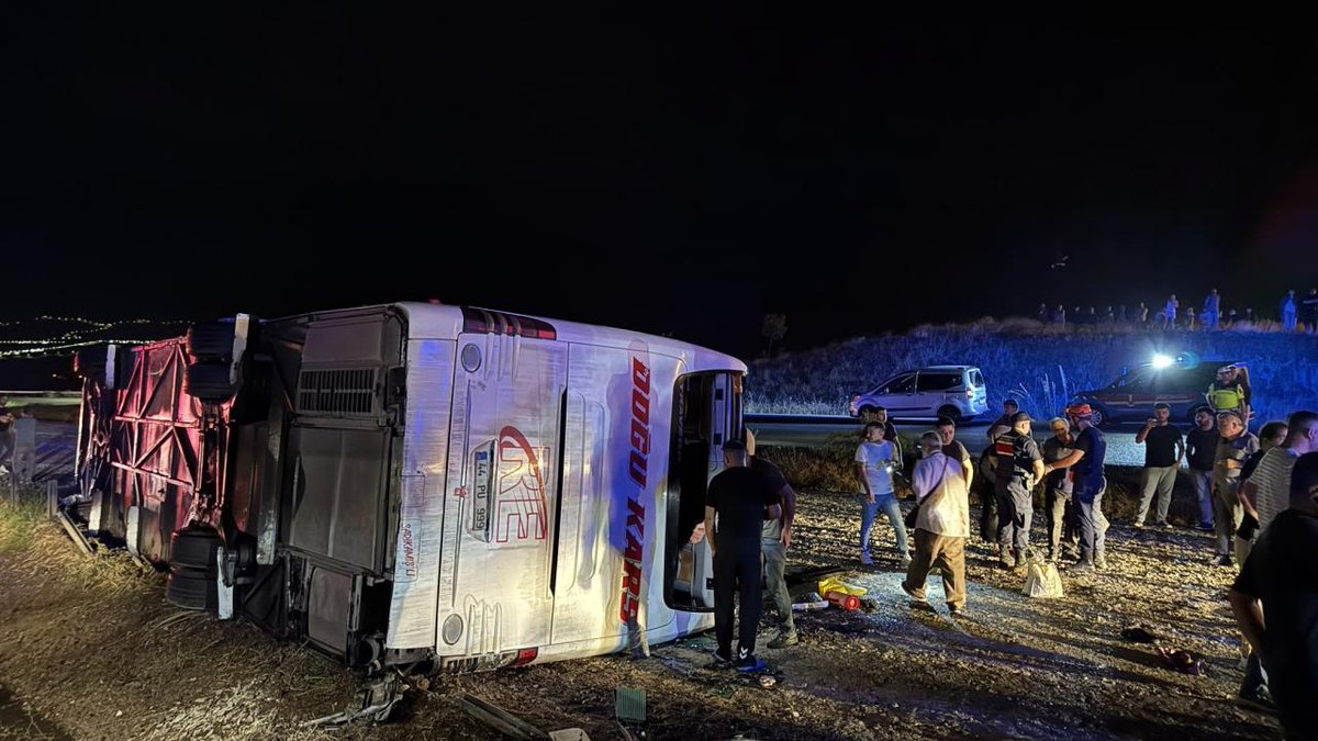 ycdhaber's tweet photo. Kırıkkale-Samsun kara yolunda Bursa'dan Kars'a giden yolcu otobüsünün yağış nedeniyle kayganlaşan yolda şarampole devrilmesi sonucu 40 kişi yaralandı, yaralılar hastanelere sevk edildi. #HayırlıCumalar #BasınBayramı https://t.co/LdGIaotLuN