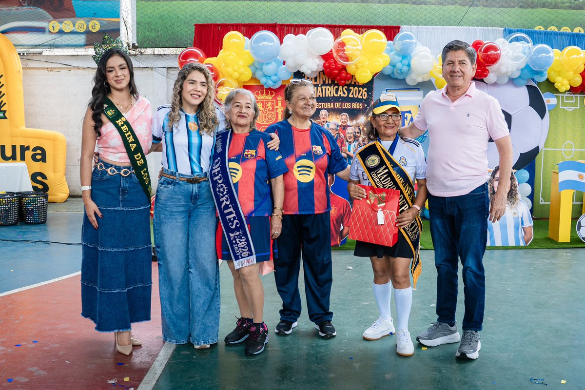 jteransalcedo's tweet photo. 📍Quevedo.
Participé de las Olimpiadas con los Adultos Mayores, usuarios de los servicios sociales que brindamos en los cantones de la zona norte de la provincia.

Fue realmente placentero disfrutar, junto a la viceprefecta Mayra Díaz, a la reina de la provincia, Xiomara Acosta y a los más de 1 000 usuarios de los proyectos, de la temática mundialista que fue preparada por la Dirección de Gestión Social, en la que se reflejó un verdadero espíritu de fiesta y mucha alegría. 🤝