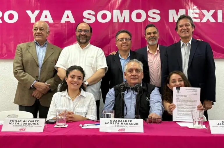 LuisCardenasMx's tweet photo. 🤪Somos México le entra a los descontroles

Nos cuentan que Somos México llegó con la espada desenvainada. Ni tardos ni perezosos llevaron la discusión técnica del Consejo General del Instituto Nacional Electoral a un nivel personal. Una propuesta para fiscalizar los actos de campañas adelantadas —que el INE volvió a dejar para después— terminó en los calificativos de “narcopartido” y “delincuentes huachicoleros”, no sin antes pasar por el “usted ya no es consejero” y el “es usted un deudor alimenticio”. “Es cierto que estoy en un litigio con la mamá de mi hija, lamento que un asunto personal llegue a este plano”, dijo el representante de Morena ante el INE, el diputado Ernesto Prieto Gallardo. Llegando y entrando a los descontroles.

Información @El_Universal_Mx