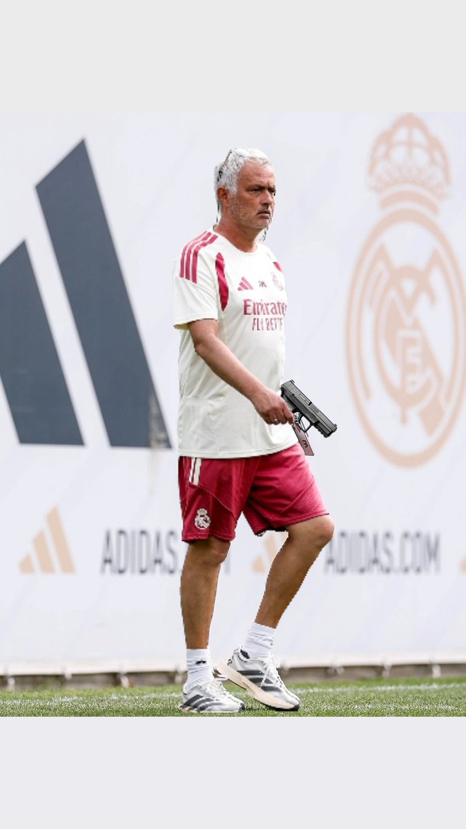 SergioAleja's tweet photo. Inédita la imagen que se ha visto de Mourinho después del partido amistoso del Real Madrid hoy https://t.co/woeCjl9k4m