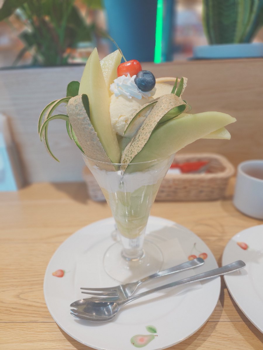 mametanupon's tweet photo. 暑すぎて、久しぶりにパフェ
メロンの美味しい季節 https://t.co/pg2WxfvslM
