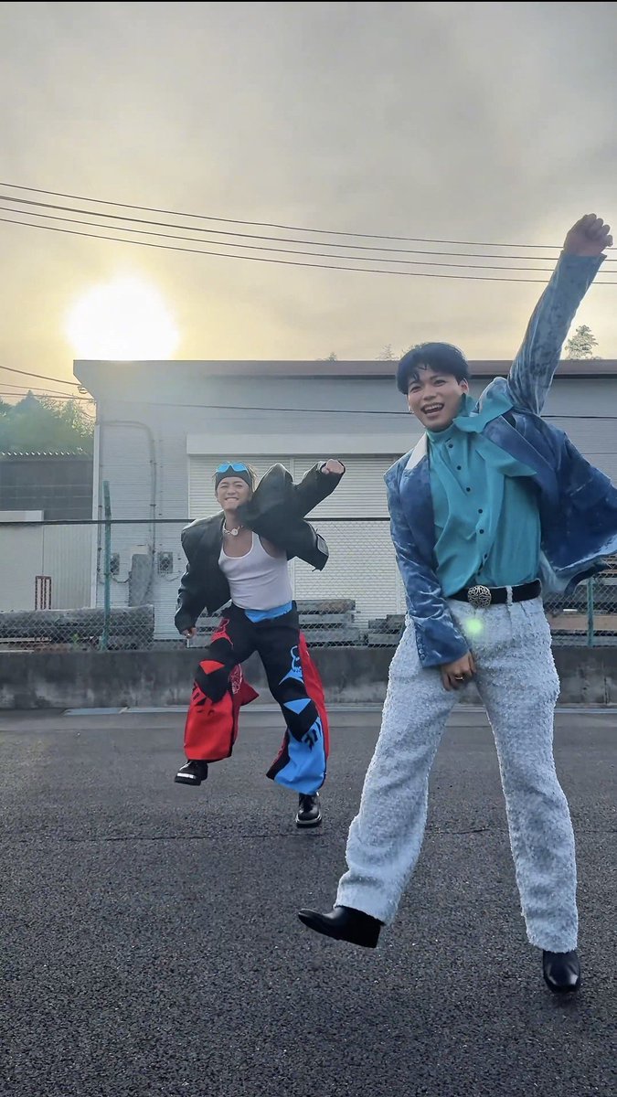 SI0hk's tweet photo. めちゃくちゃ可愛いんだけど太陽がやけにデカい　太陽ってこんなデカかった？竜太くんが写ってるから太陽もデカくなったりする？ https://t.co/LQsaqeWfLj