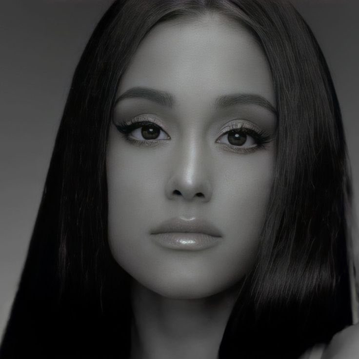 buwygibxo's tweet photo. rare aesthetic: ariana grande staring into your soul https://t.co/L80ADNaQKY
