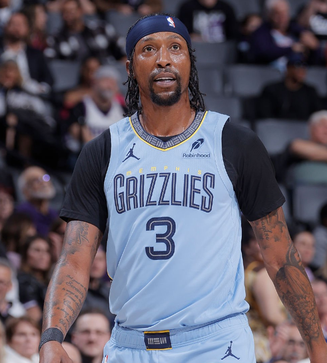 50NuancesDeNBA's tweet photo. 🚨 Kentavious Caldwell-Pope et les Memphis Grizzlies négocient actuellement un buyout. Et selon @ChrisBHaynes, le double champion NBA a l'intention de retrouver LeBron James, avec qui il a remporté le titre en 2020, en s'engageant avec les Philadelphia 76ers ! https://t.co/aHMin368TR