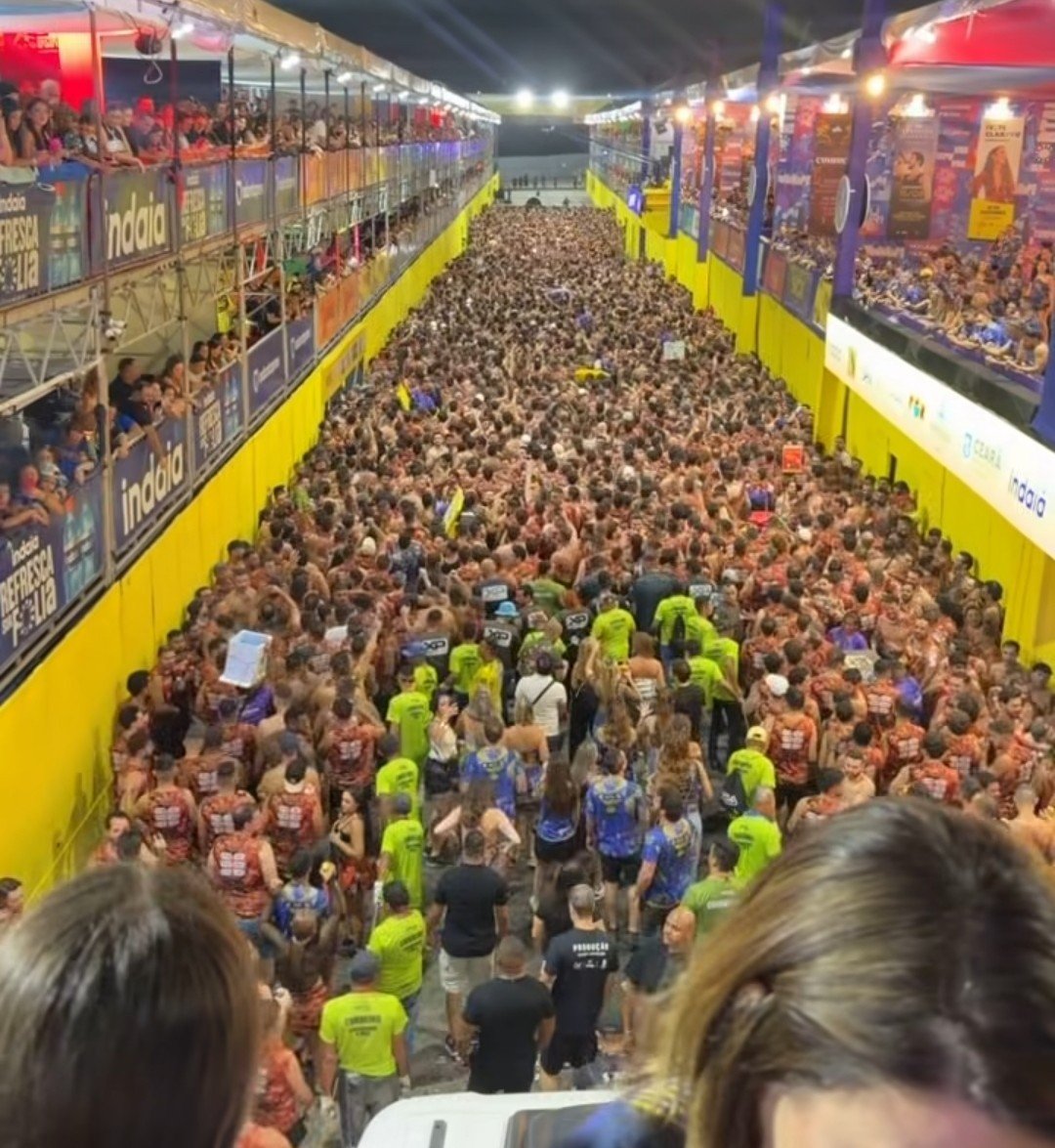 MundoLeitte's tweet photo. Timeline pouco movimentada, afinal, fãs e haters estavam com Claudia Leitte no Fortal. #BlocoLargadinho https://t.co/yvvM4N1cRP
