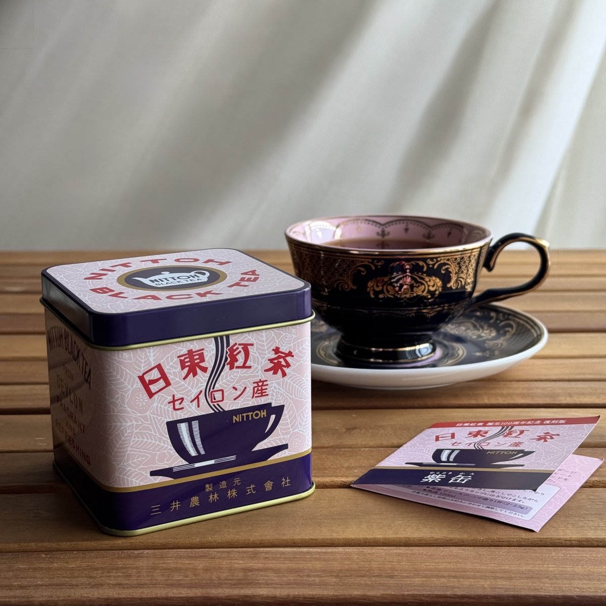 nochi_cha's tweet photo. 日東紅茶 復刻版の「紫缶」

おいしい！
ストレートでもミルクを入れてもおいしいです。

「紫缶」の誕生は1953年で、当初はスリランカ🇱🇰（ウバ、ディンブラ）とインド🇮🇳（ダージリン、アッサム）のブレンドだったそうですが、復刻版ではスリランカ産の茶葉から作り上げているそうです。 https://t.co/3rXnmf3oWD