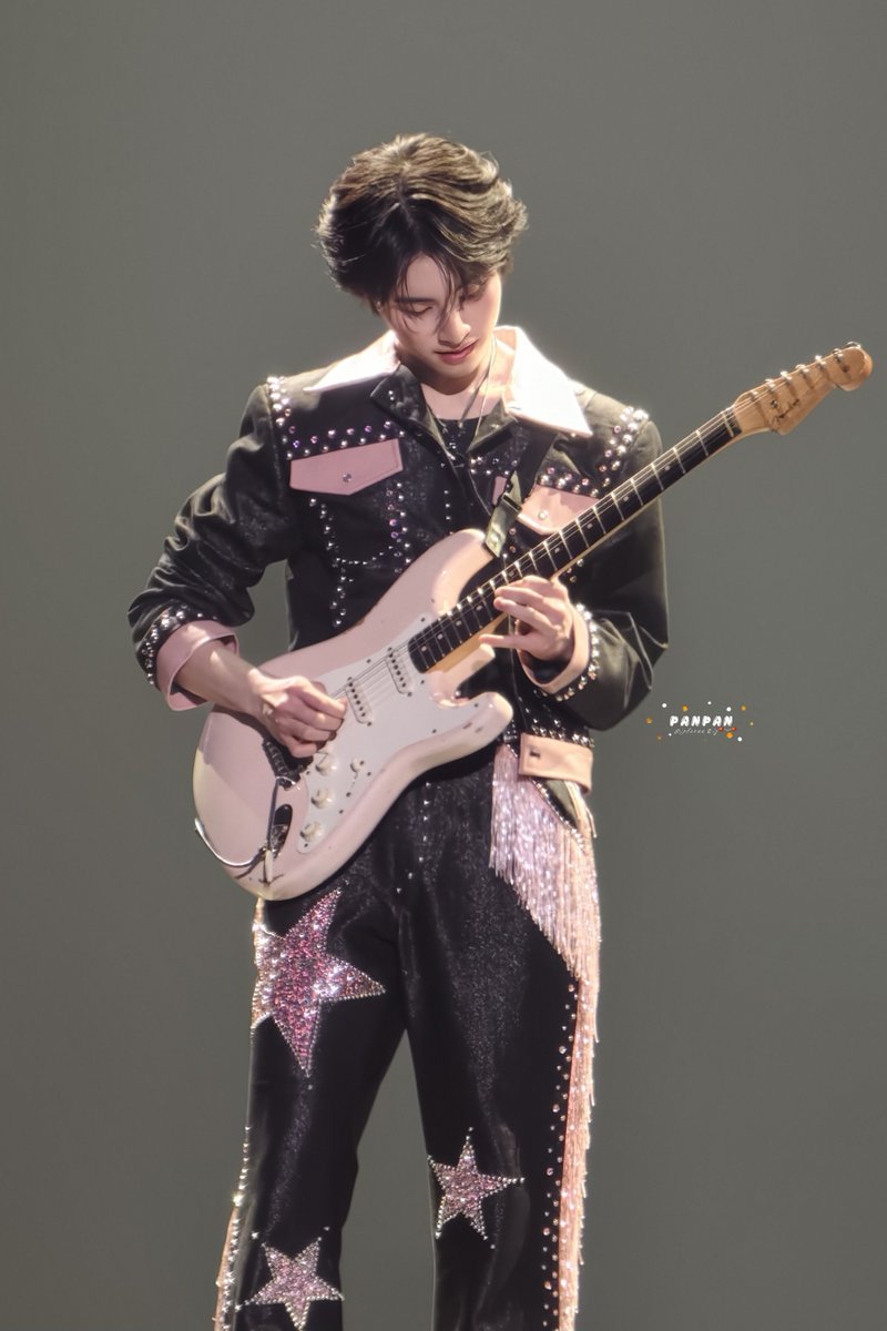 JPforUU's tweet photo. Rock star 🖤🩷

#BUS_LIGHTASONE_D1
#Aaashirakorn https://t.co/RTHx06Mwav