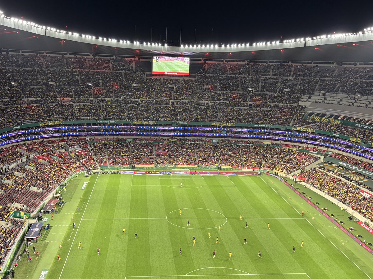 Inphidelio's tweet photo. Un #Atlante vs #América de nuevo en el Azteca en un viernes por la noche. Cuántos años hizo falta esto… https://t.co/2yRcgzvlYv