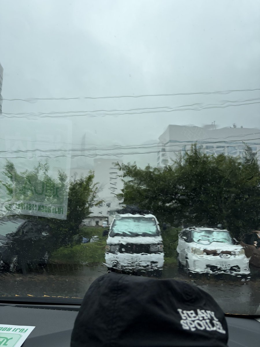 ot9000's tweet photo. フジロック2日目。クルマで雨宿りして、会場入り。苗場食堂に人だかり。これからQuadeca！ https://t.co/ZkZrEjDc8A