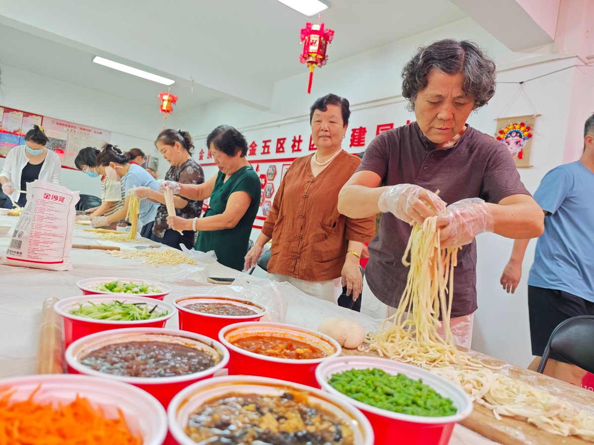 BeijingEvening's tweet photo. 今天中伏第一天，记得吃面
Today (Jul. 25) marks the start of Zhongfu, the second phase of #Sanfu (normally the three 10-day periods predicted to be the hottest days of the year, but this year it lasts 40 days in total)! In northern #China, there's a saying: "Dumplings for Chufu, noodles for Zhongfu." Following this tradition, a community in #Beijing's Shijingshan District came together to make hand-pulled #noodles and taste the flavor of the season.