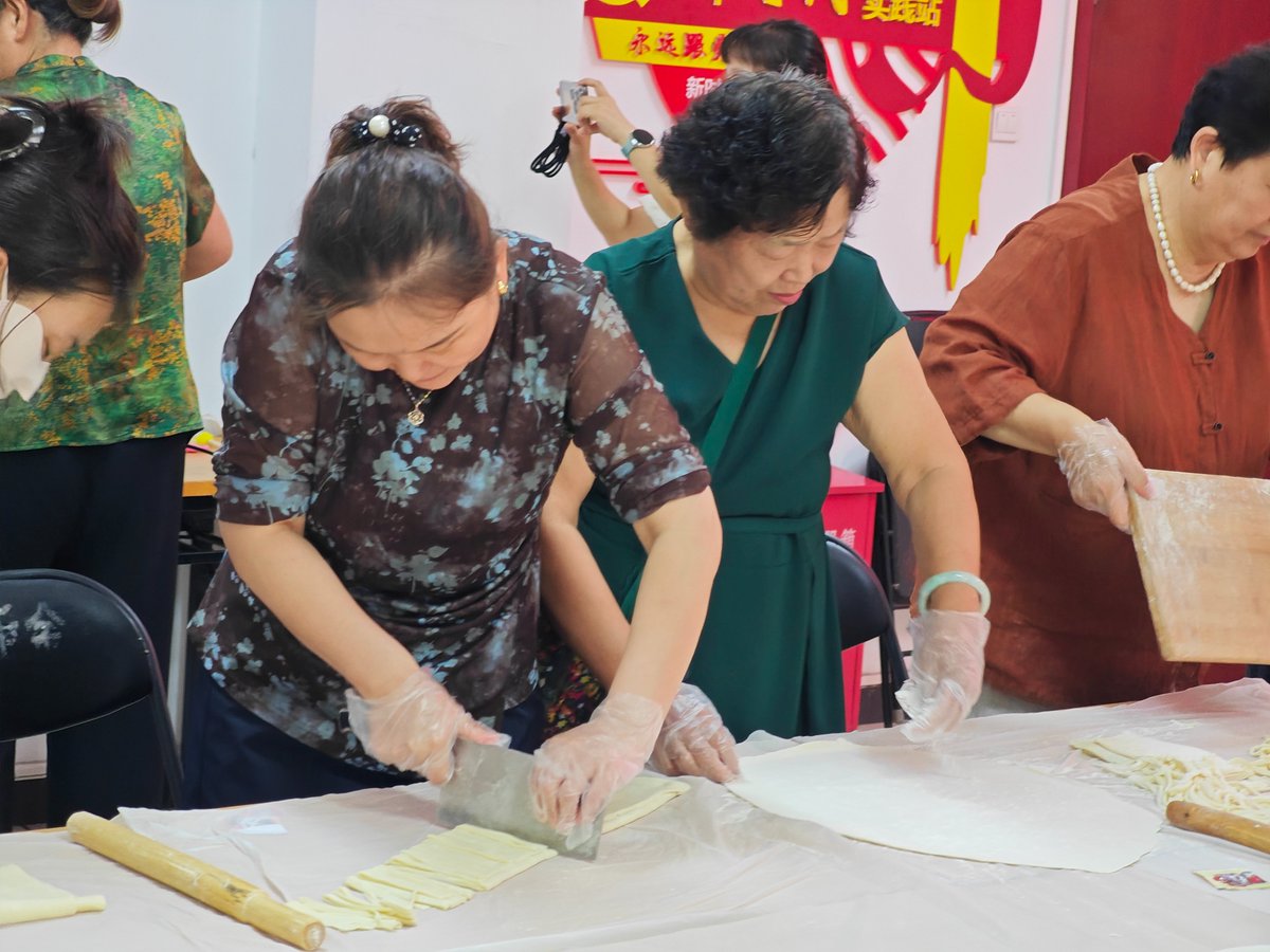 BeijingEvening's tweet photo. 今天中伏第一天，记得吃面
Today (Jul. 25) marks the start of Zhongfu, the second phase of #Sanfu (normally the three 10-day periods predicted to be the hottest days of the year, but this year it lasts 40 days in total)! In northern #China, there's a saying: "Dumplings for Chufu, noodles for Zhongfu." Following this tradition, a community in #Beijing's Shijingshan District came together to make hand-pulled #noodles and taste the flavor of the season.