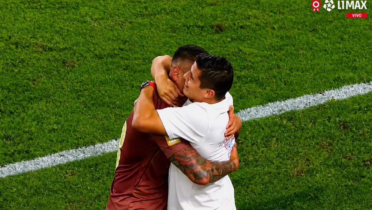LaUenUnafoto's tweet photo. El abrazo de Lapadula y Corzo ©️ https://t.co/QDi5tAM7N1