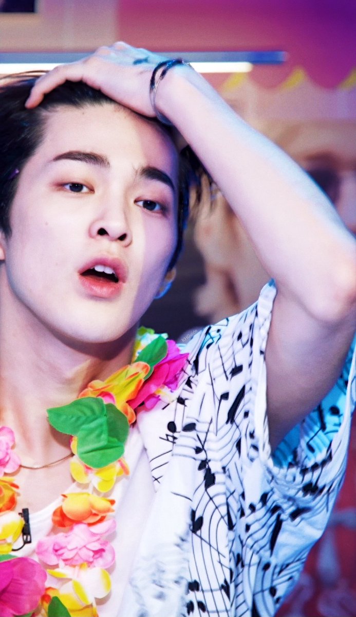 keonhoguide's tweet photo. #KEONHO #건호 ; Hawaian boy 🌺 🏖 https://t.co/WfZRKbtP8r