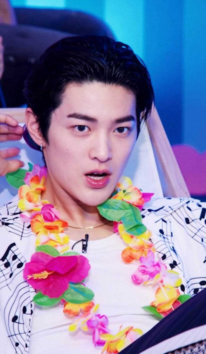 keonhoguide's tweet photo. #KEONHO #건호 ; Hawaian boy 🌺 🏖 https://t.co/WfZRKbtP8r