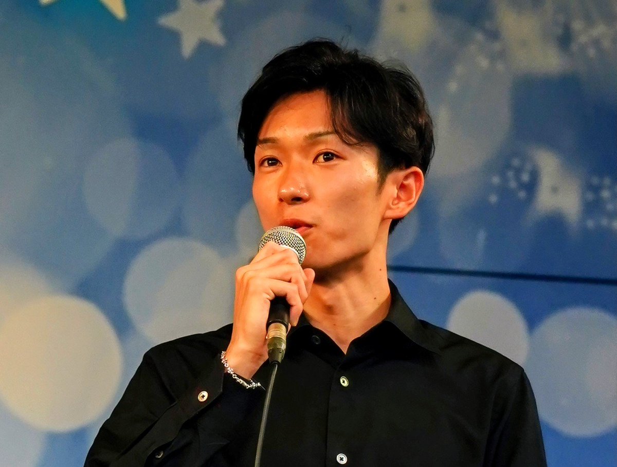 KizunaGRAN_MA's tweet photo. 2026/7/22 大井競馬場
JRAジョッキーズトークステージ
1部18:10〜

坂井瑠星騎手
最初の立ち姿…下から見上げると余計に足長い〜😆

#坂井瑠星 騎手
#サンタアニタウィークスペシャルイベント https://t.co/G9kLMKIph4