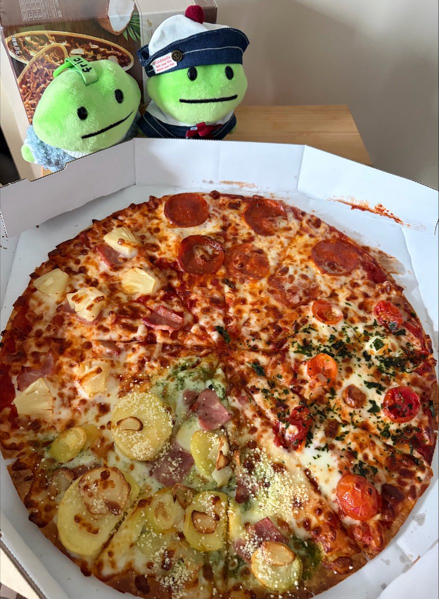 tanukone's tweet photo. ちゃんとパイナップルピザもあるよ🍕 https://t.co/iAnftM9Xoj