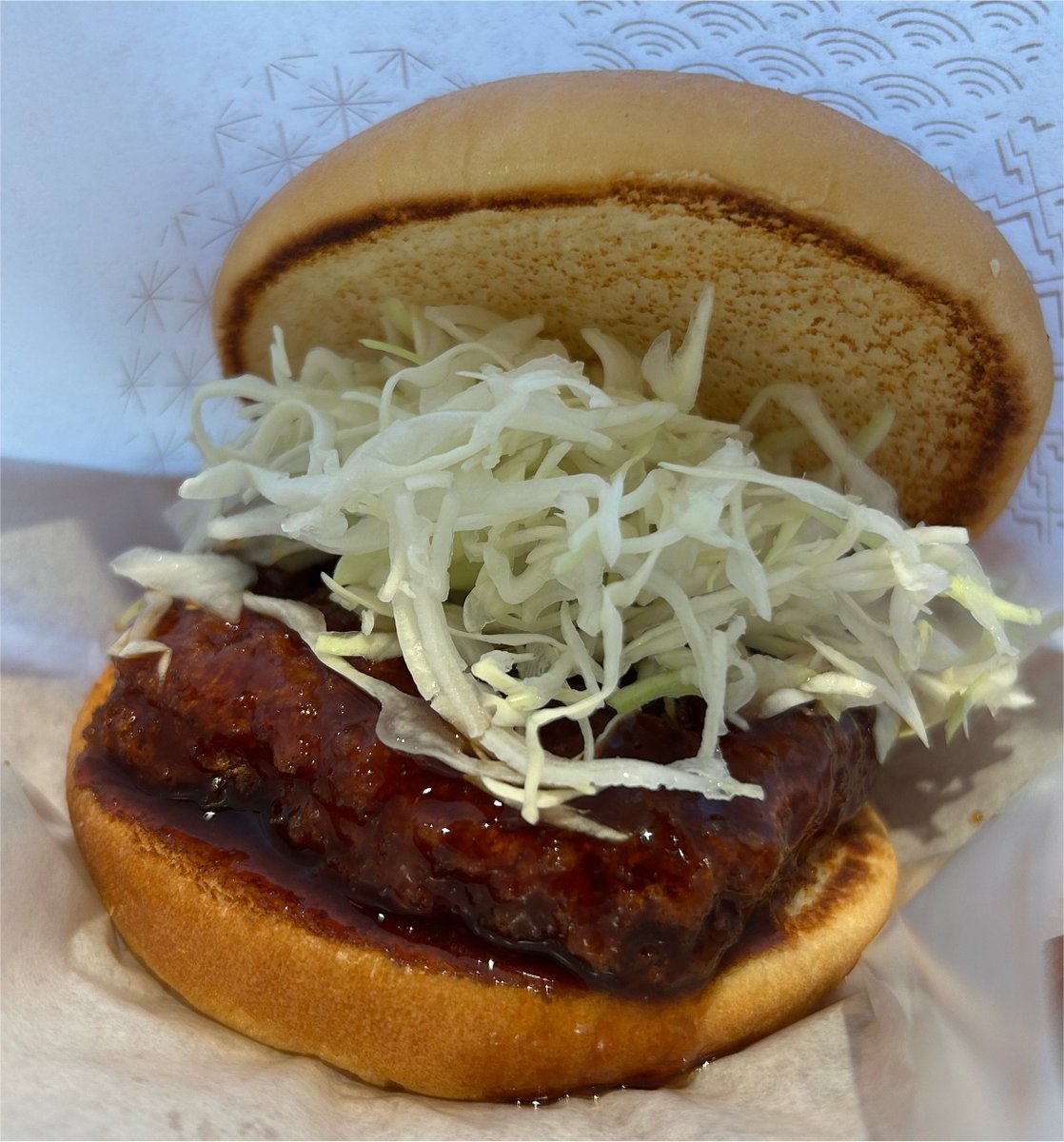 7_13_55's tweet photo. 先日買ってきたARIHを食べようとコンロに鍋を置いて水を入れて火をつけたらですね

なんと！

電池切れでつきませんでした

なのでモス🥺 https://t.co/AgSrUvMtbt