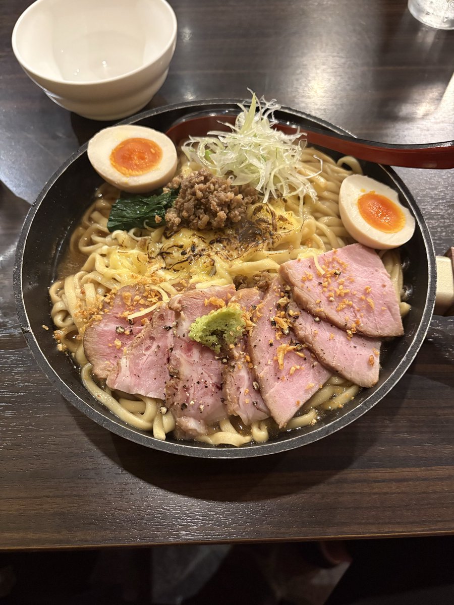 mjwcod's tweet photo. 京成大久保のラーメン屋きた
会社の金だからありえないくらいトッピングしてあげた https://t.co/6TIsASjEn4