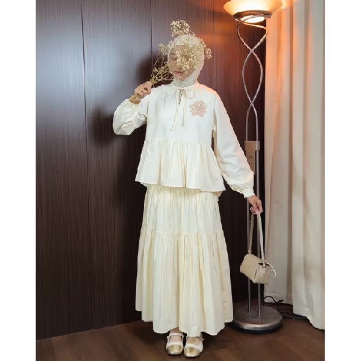sunflow2_'s tweet photo. CAPEK MIKIRIN OUTFIT TIAP MAU KELUAR? 😭

One set selalu jadi penyelamat. Tinggal pakai, langsung kelihatan rapi tanpa ribet mix and match.

Cocok buat yang suka praktis🤍 https://t.co/wTPAFcDzEq