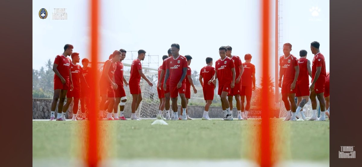 ardynshufi's tweet photo. Videografer timnas banyak ambil angle seperti ini. Coba yang ngerti sinematografi, teknik ini apa namanya dan apa tujuannya. https://t.co/FupG4ysiXT