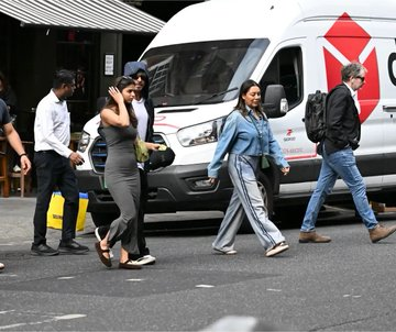 IndiShows's tweet photo. King Khan with his family in London. https://t.co/4pGBA3ZOOA