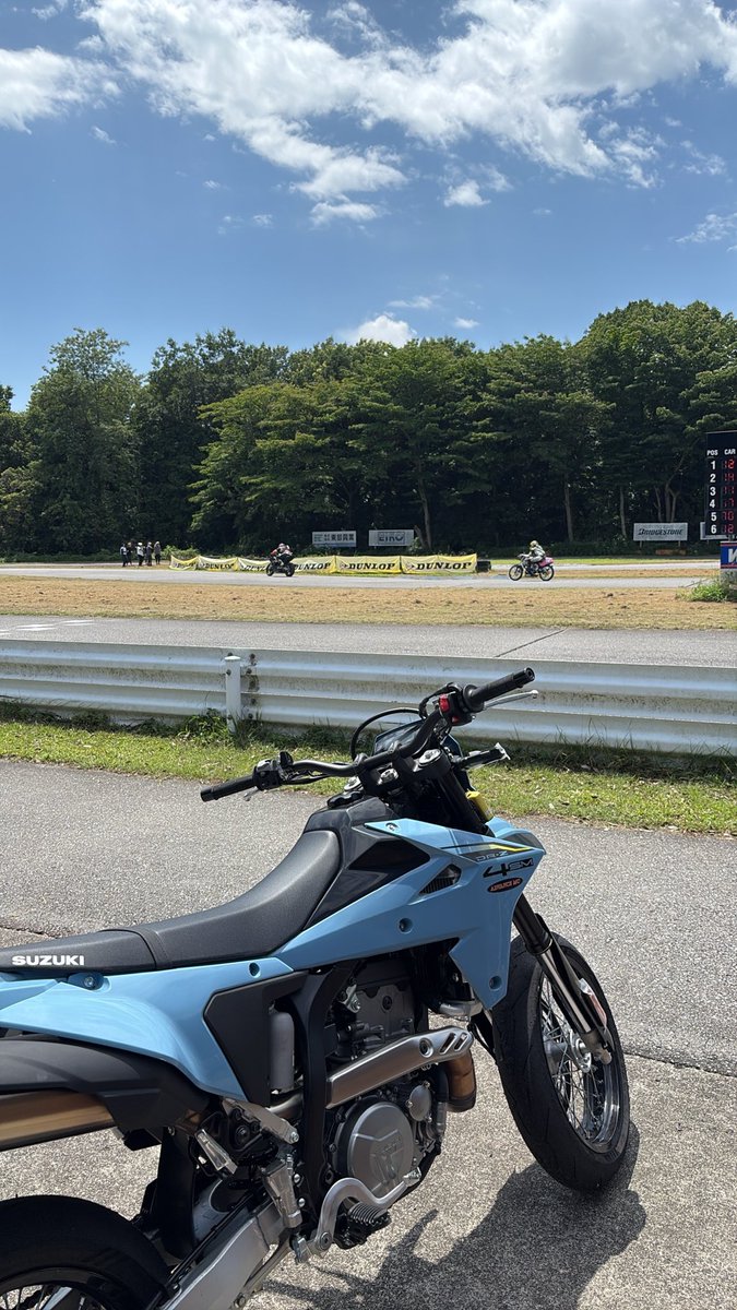 drz4sm___'s tweet photo. 本日も井頭で特訓してます
フルエキが届いた連絡が来たのでノーマルマフラーとも今日が最後です
KCS練習会もとても楽しそうです
#井頭モーターパーク
#drz4sm https://t.co/MgYgt3ASZS