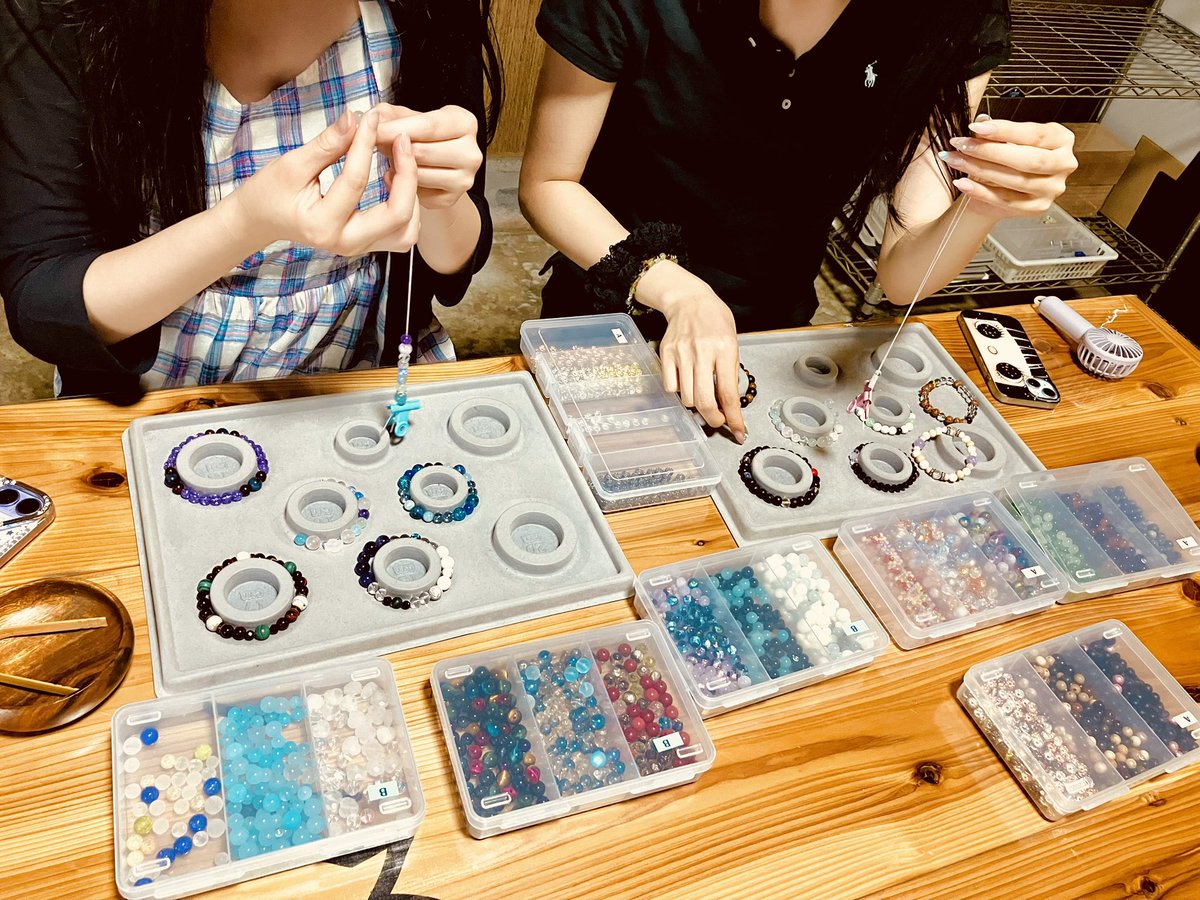 TERA_space76's tweet photo. 昨日の腕輪念珠作り体験の様子です♪

寺スペースでは直前のご予約も受け付けております！…が、当日ですと店主が申し込みメールに気づかない場合がございますので、できれば当日の9:00くらいまでにお申し込みいただいた方が確実です🙏

#京都
#体験
#お線香
#腕輪念珠
#寺スペース https://t.co/riQDpSo55q