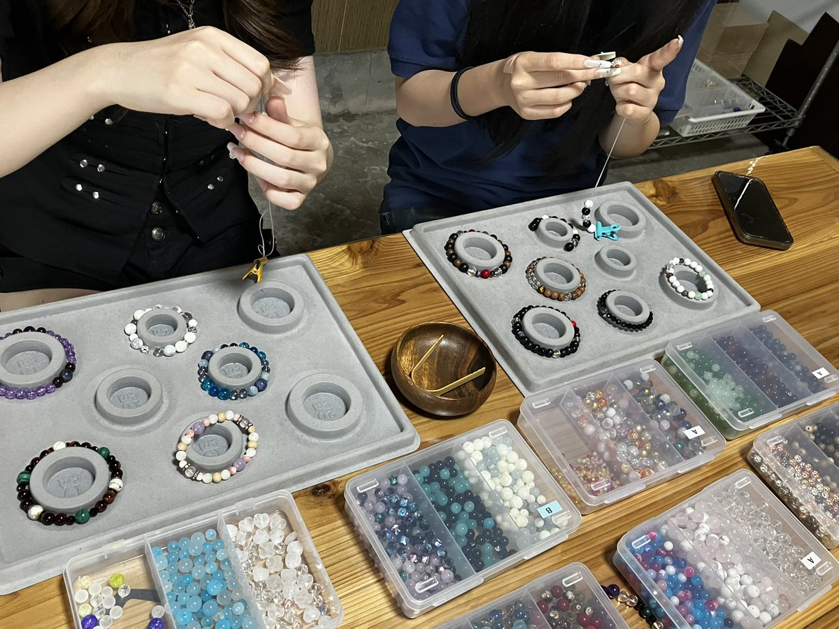TERA_space76's tweet photo. 昨日の腕輪念珠作り体験の様子です♪

寺スペースでは直前のご予約も受け付けております！…が、当日ですと店主が申し込みメールに気づかない場合がございますので、できれば当日の9:00くらいまでにお申し込みいただいた方が確実です🙏

#京都
#体験
#お線香
#腕輪念珠
#寺スペース https://t.co/riQDpSo55q