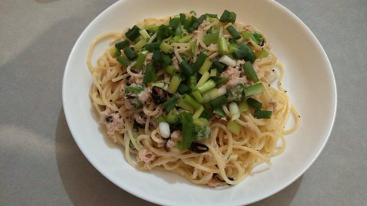 chiapokopon's tweet photo. 焼きそばに見えるかもだけど冷製パスタです　ネギ入れ過ぎたかも
旨いかどうかはまだ食べてないのでわかりません（味見しないやつ） https://t.co/1rWxJyPTh8