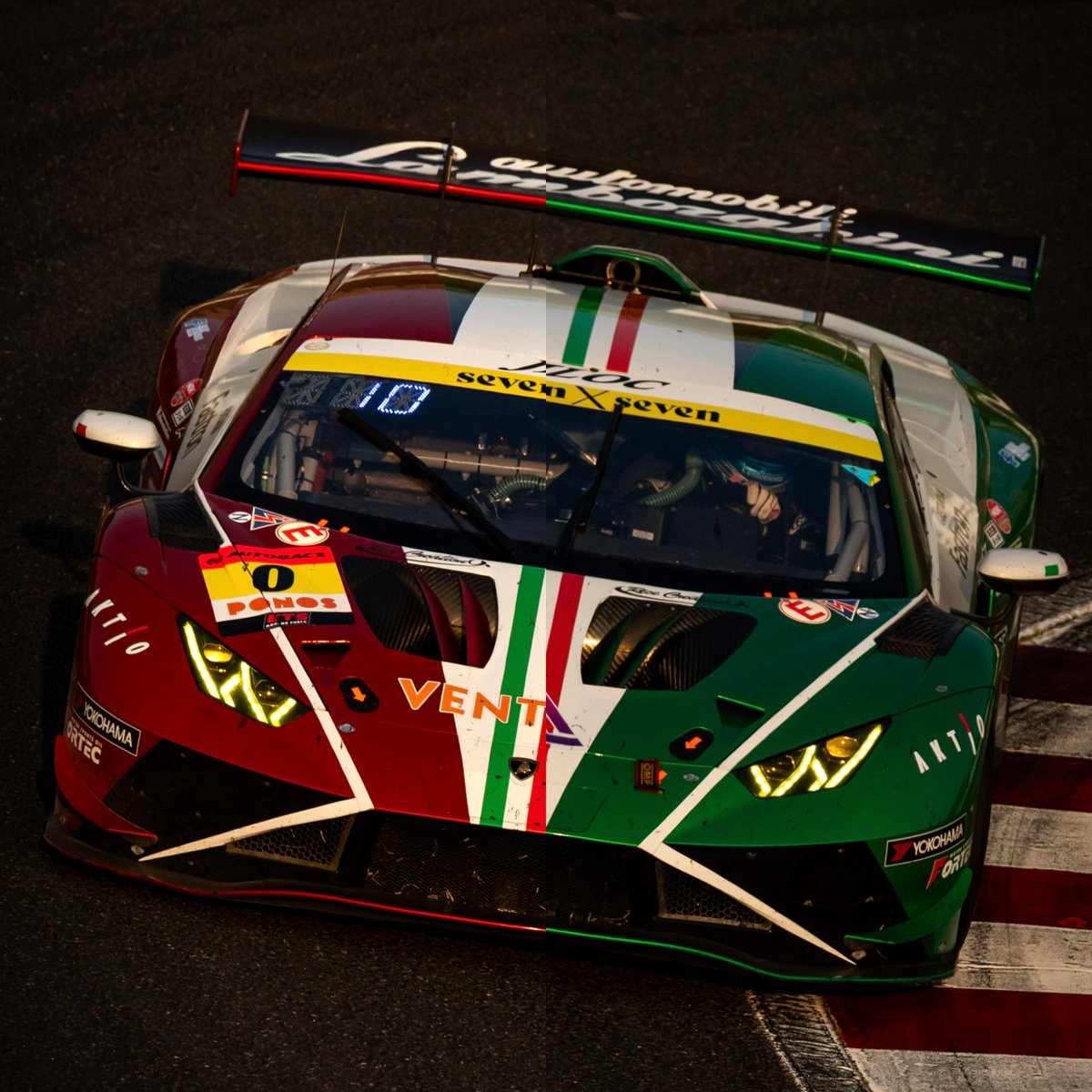 goto_0908's tweet photo. なんとなくJLOCの2台を半分こしてみた
#JLOC #SUPERGT https://t.co/LZ7PwjSEJ4
