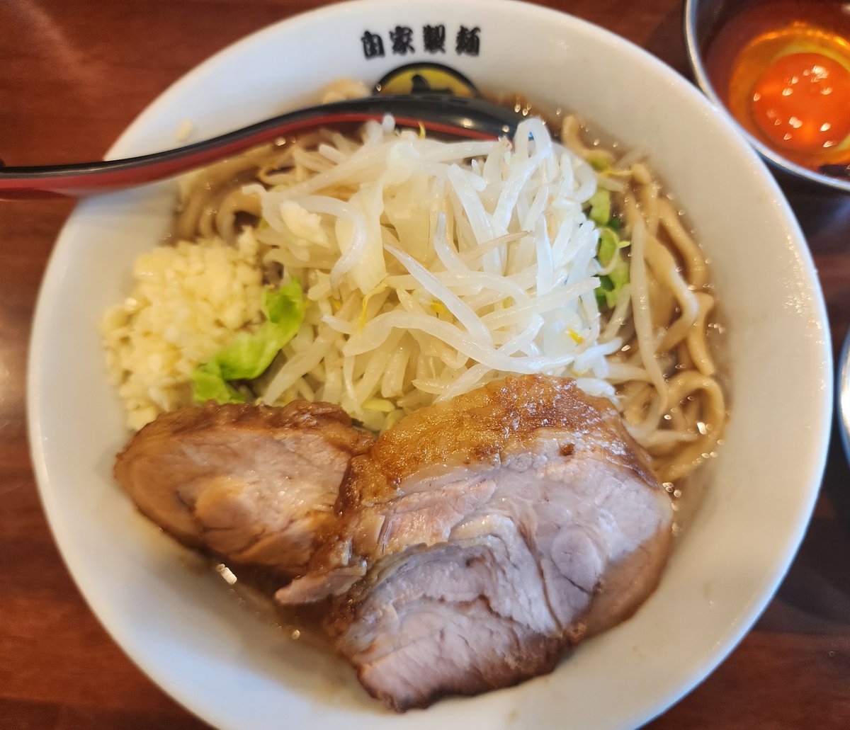 takyurensyu's tweet photo. 小金井市貫井北町
自家製麺まる太
限定 冷やしラーメン ¥1300
生卵(ラー油入り) ¥100
ショウガ ¥100
ニンニク https://t.co/CiZEmd8tYy