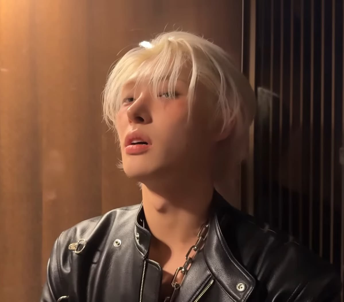hwaaaslve's tweet photo. drunk mg stumbles into hj’s room, who doesn’t even glance at him he just continues working until mg pulls out his chair and crawls into his lap like a kitty. he blabbers about nothing with his face in hj’s neck as he tries to work but ends up giggling and taking care of him <3 https://t.co/yur8RI9iYo