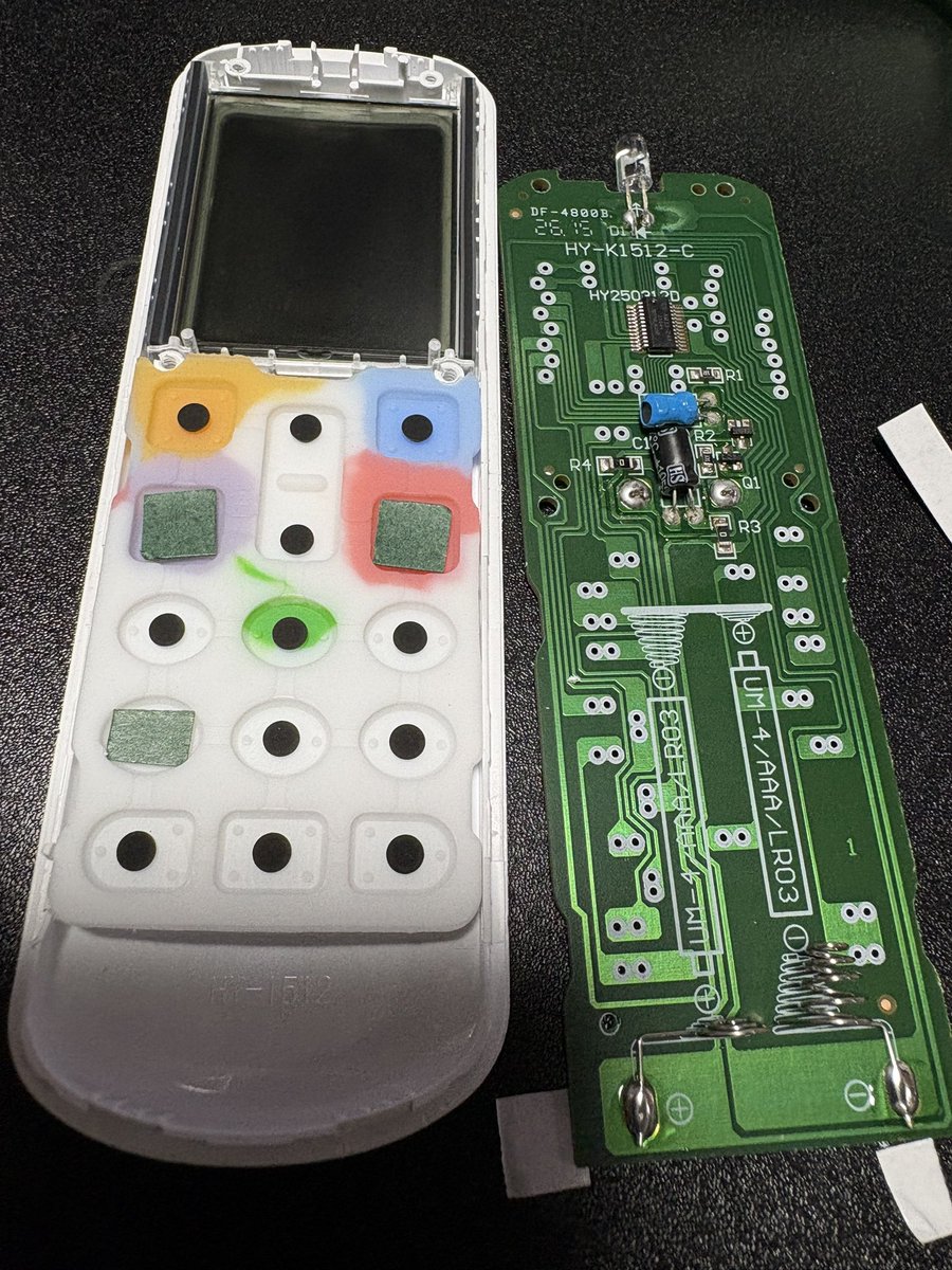 coco41103333's tweet photo. エアコン操作を間違えて暖房にしてしまう老人向けに、安いエアコン用汎用リモコン買って、暖房ボタンやタイマーボタンに絶縁シートを入れてボタン効かないように。
というか汎用リモコン作ってるとこも、冷房用リモコンと暖房用リモコンの2個セット(あえて)とか作れば結構売れると思うんだけどなぁ https://t.co/FsE5sPFlsW