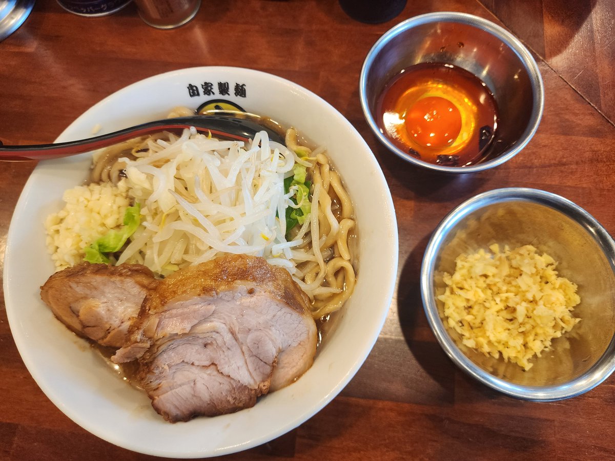 takyurensyu's tweet photo. 小金井市貫井北町
自家製麺まる太
限定 冷やしラーメン ¥1300
生卵(ラー油入り) ¥100
ショウガ ¥100
ニンニク https://t.co/CiZEmd8tYy