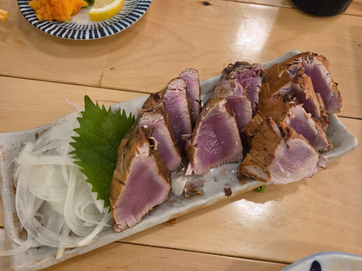 hiroab8's tweet photo. 昨日会社の飲み会で食べた鰹の藁焼き
これが、激ウマだった

やっぱり塩で食べるよね https://t.co/YQufVYw8b0