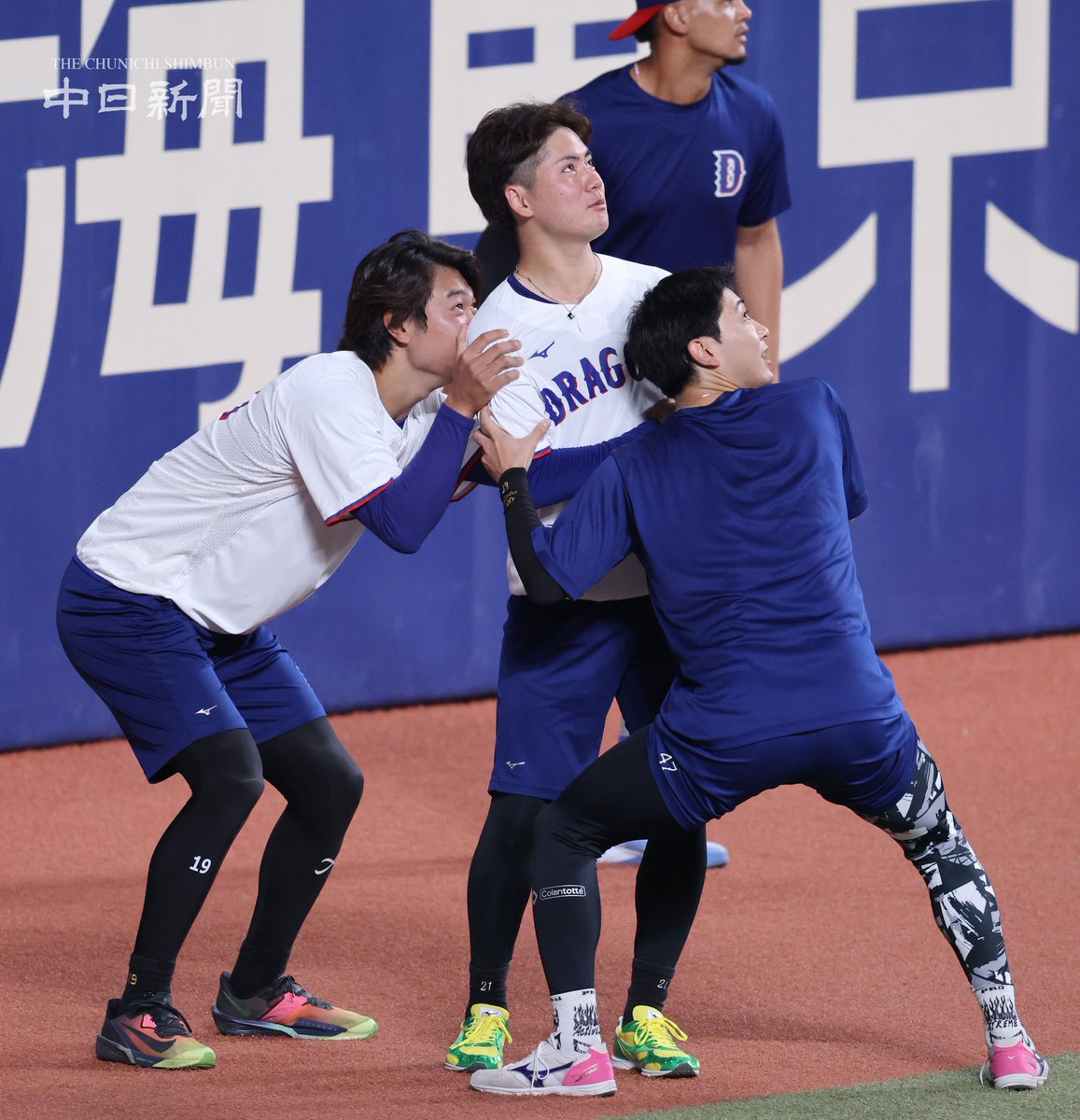 chunichiphoto's tweet photo. 【ドラゴンズ】金丸投手に抱きつき、打球から逃げる高橋投手と吉田投手  #金丸夢斗 #中日新聞 #中日スポーツ https://t.co/LqBfpfQQdy