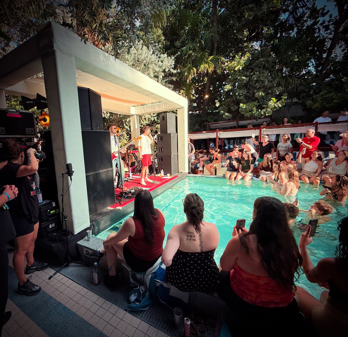 auskiwi_28's tweet photo. This is almost too crazy to wrap my head around 😂 Fans really got to relax in a pool while watching a Louis gig?! 🤯🍹🌴🏊😍

📸 jdelf https://t.co/bsfW7IqnAN