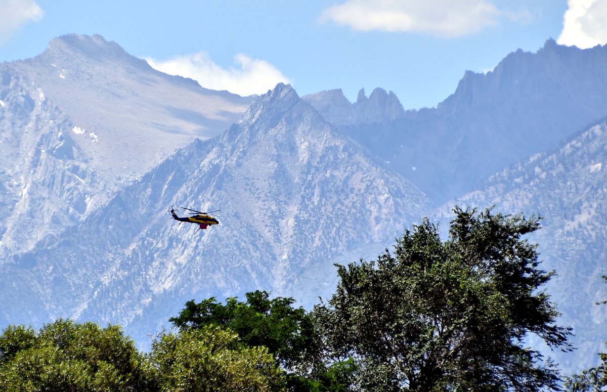 georgeandrews's tweet photo. The #RockFire burning above Hwy 395 in Inyo County.

Chopper making water drops &amp; retardant on the ridge. Shot from the highway ~11:30 am, July 24.

#CAfire #EasternSierra https://t.co/uuFqc6s1Sk