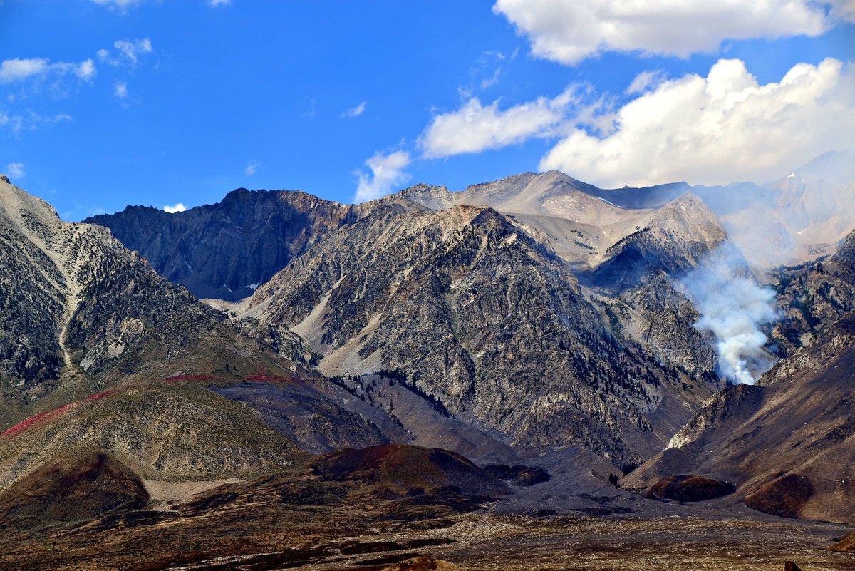 georgeandrews's tweet photo. The #RockFire burning above Hwy 395 in Inyo County.

Chopper making water drops &amp; retardant on the ridge. Shot from the highway ~11:30 am, July 24.

#CAfire #EasternSierra https://t.co/uuFqc6s1Sk