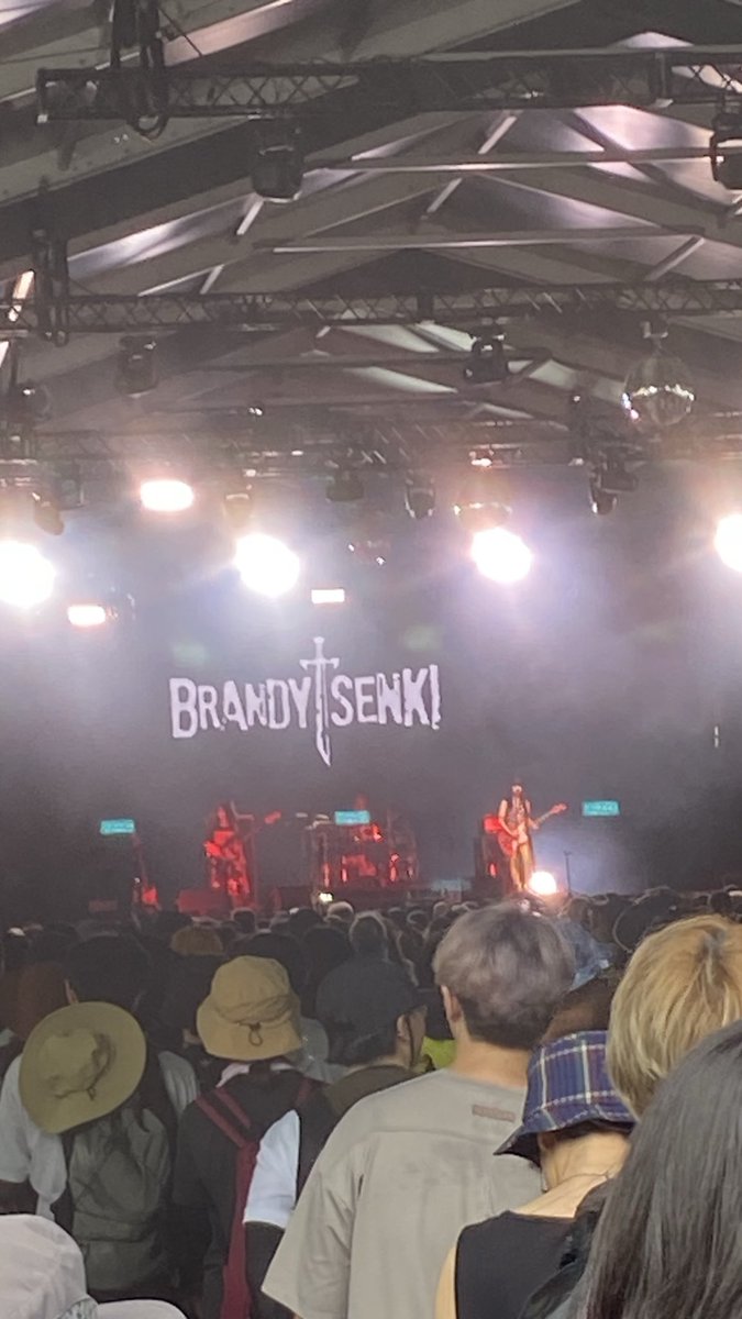 syrup721's tweet photo. 朝イチ通行規制のブランデー戦記をどきどきわくわくしながら一聴し、��回のフジロックのマイホームベースことフィールドオブヘブンまで、柴田聡子を拝みに。彼女の音楽的センスは誰もが知るところなんでしょうけど、とにかくキュートで素敵女子でした。 https://t.co/RinG20sVXU