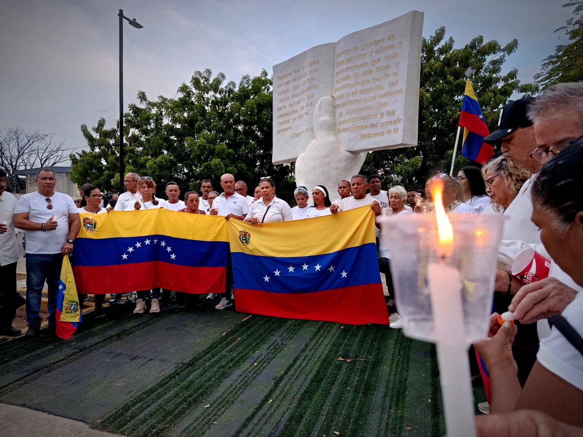 VenteCabimasya's tweet photo. #Cabimas En ORACIÓN y solidaridad constante por nuestros hermanos de Vargas, Caracas, Aragua y Falcón 🙏🏻

​📍Juntos desde el Monumento La Biblia en la Calle Cumaná encendimos la luz de la fe y la verdad 🕯️

​¡Venezuela se levanta! 🇻🇪 https://t.co/kKxxvSmuaQ