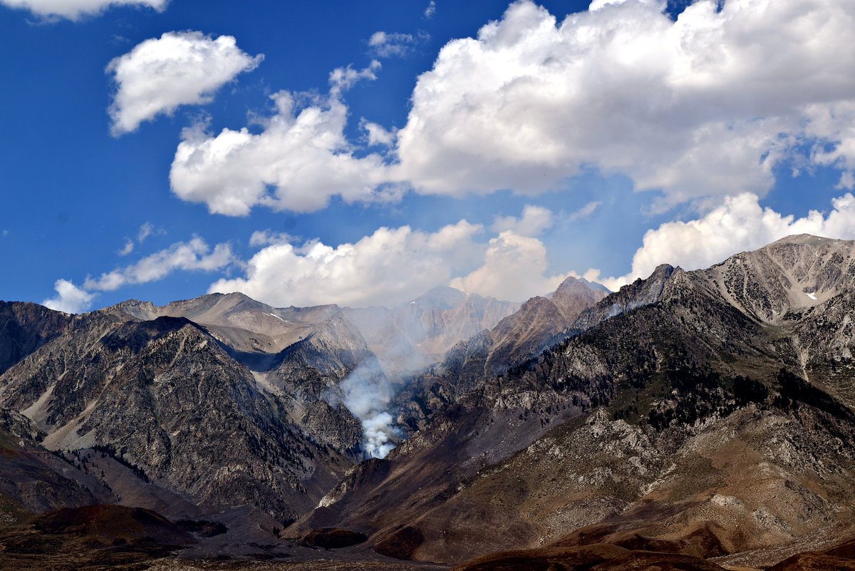 georgeandrews's tweet photo. The #RockFire burning above Hwy 395 in Inyo County.

Chopper making water drops &amp; retardant on the ridge. Shot from the highway ~11:30 am, July 24.

#CAfire #EasternSierra https://t.co/uuFqc6s1Sk