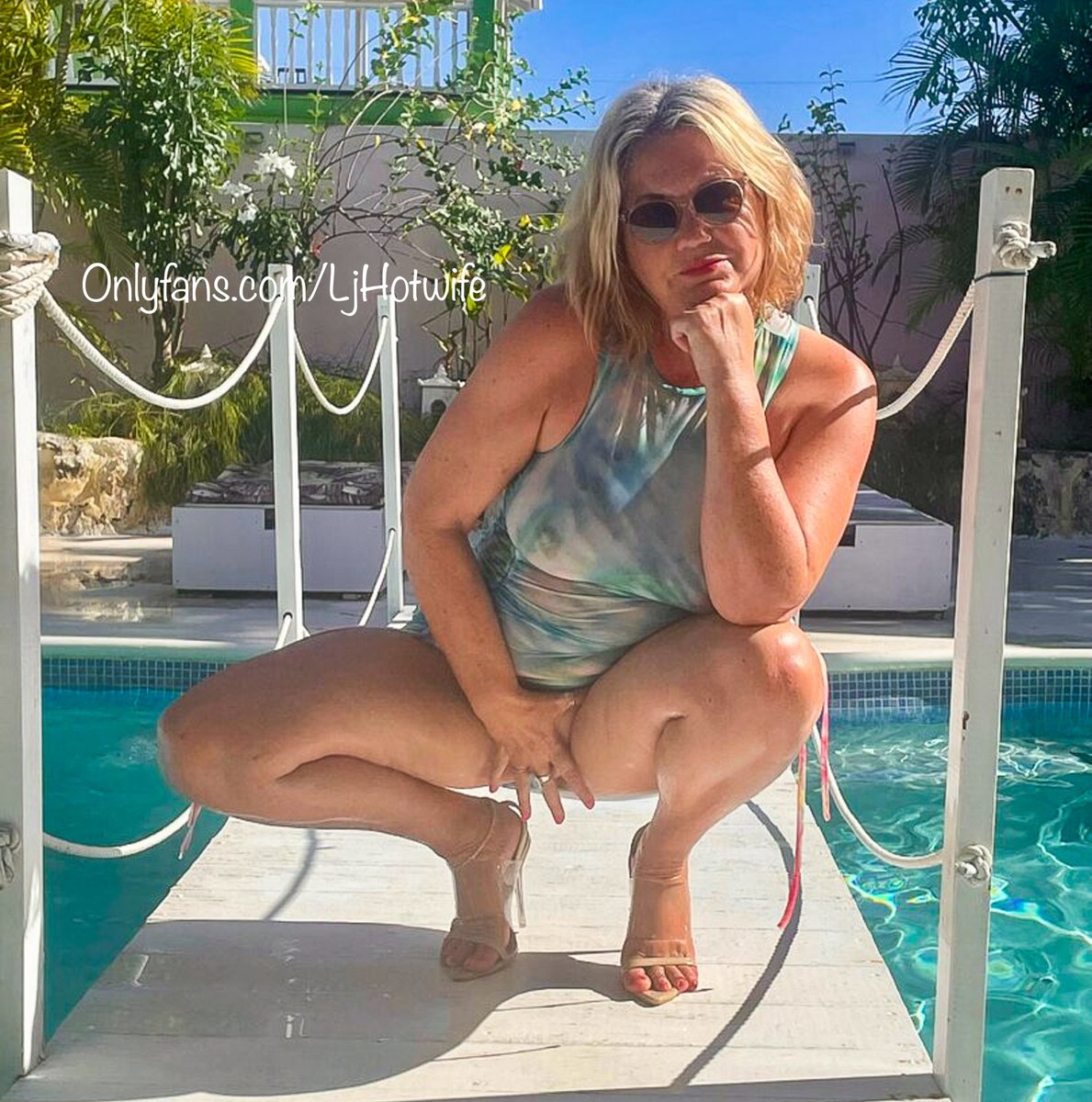 MilfDateArea's tweet photo. She looks like the one your friends would warn you about. #MILF #HotMom #Mature https://t.co/PfGOVw9PoM