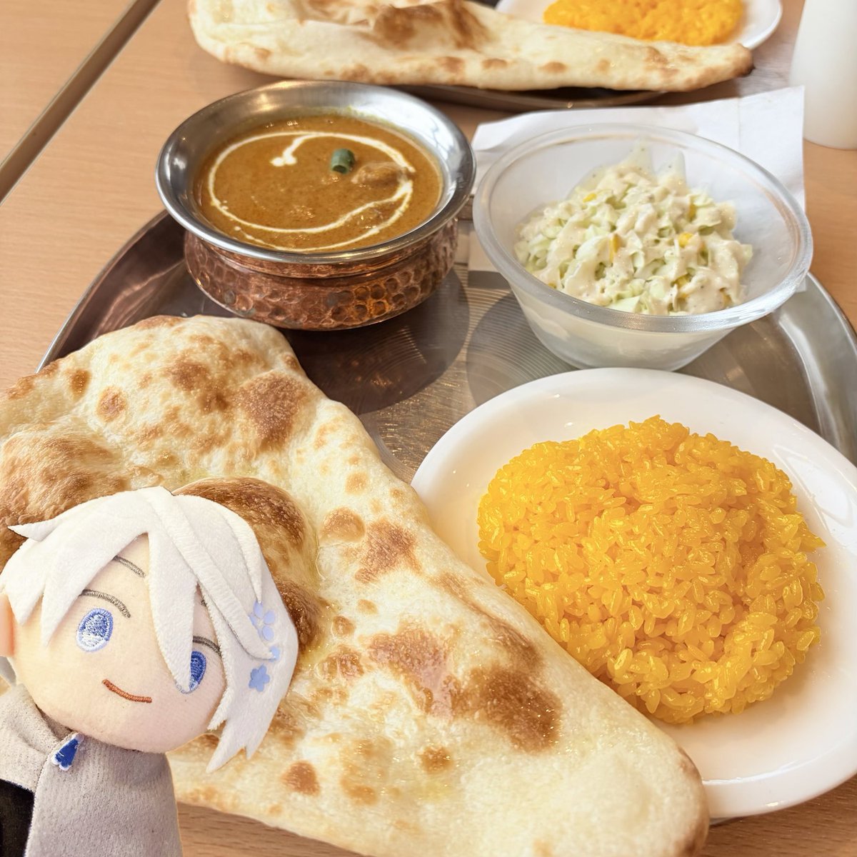 ma_s1102's tweet photo. 今日はお出かけ🚗³₃
ナンのカレー久しぶりに食べたけど美味しい😋
(ぬい忘れたからステッカーで合成笑) https://t.co/CBnLglJGjU
