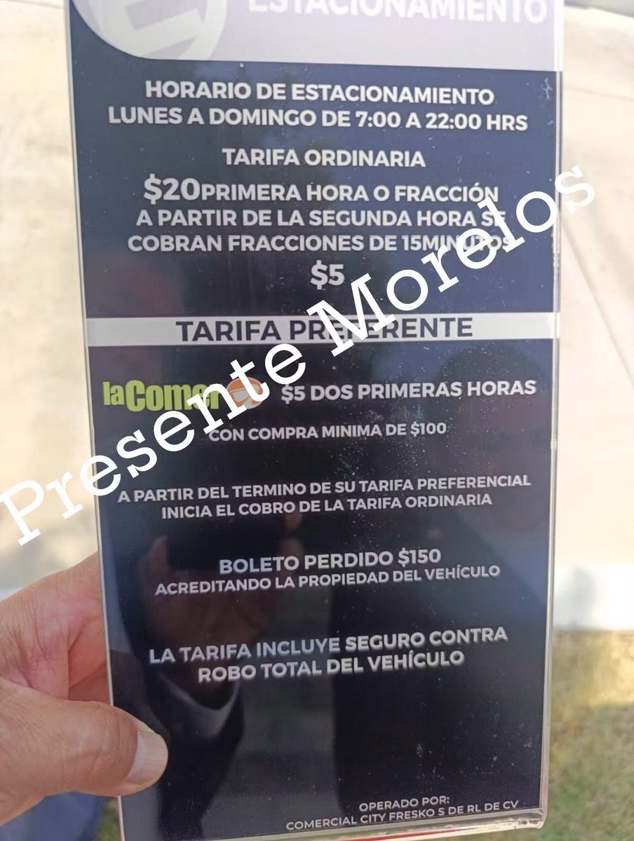 VeroBacaz's tweet photo. 😱EN “LA COMER” DOMINGO 10 HAY BUENAS OFERTAS PERO SE DESQUITAN EN EL ESTACIONAMIENTO 

🧐Aunado a que le robaron una parte al carril de baja, el estacionamiento de @LaComer  Domingo 10 en #Cuernavaca están dejándoles caer 25 pesos el estacionamiento, como si estuviera tan amplio y luego que mitad de #Cuernayork está ahí, hasta te tienes que estacionar en los camellones. ✊🏻

@CorresponsalsMX