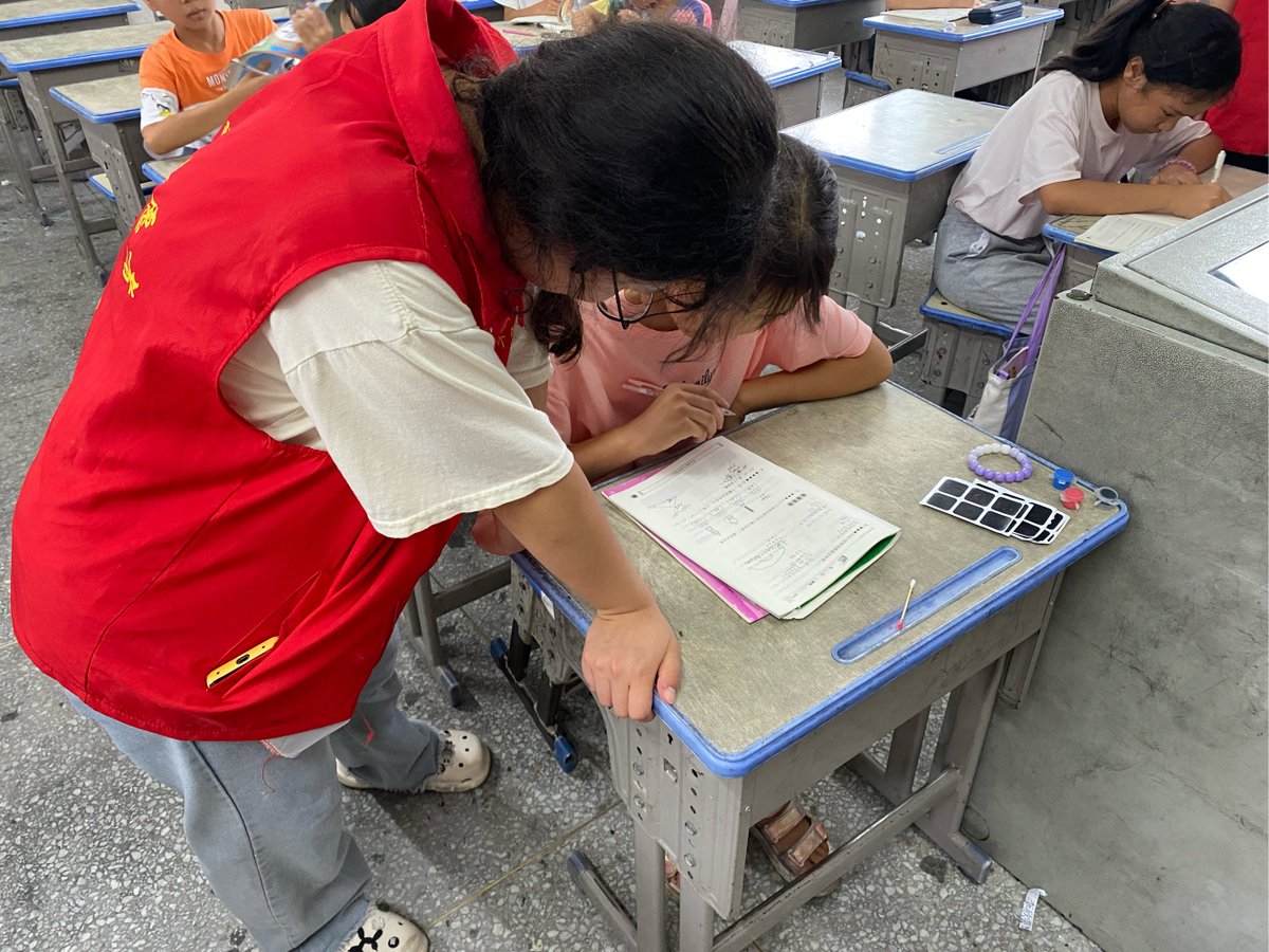 Dollor43's tweet photo. 周末在社区书屋当志愿者，帮整理了300本绘本，还陪小朋友读了两小时故事，看着小家伙们眼里的光，觉得特别有意义～ https://t.co/j2W5ZxFsXh