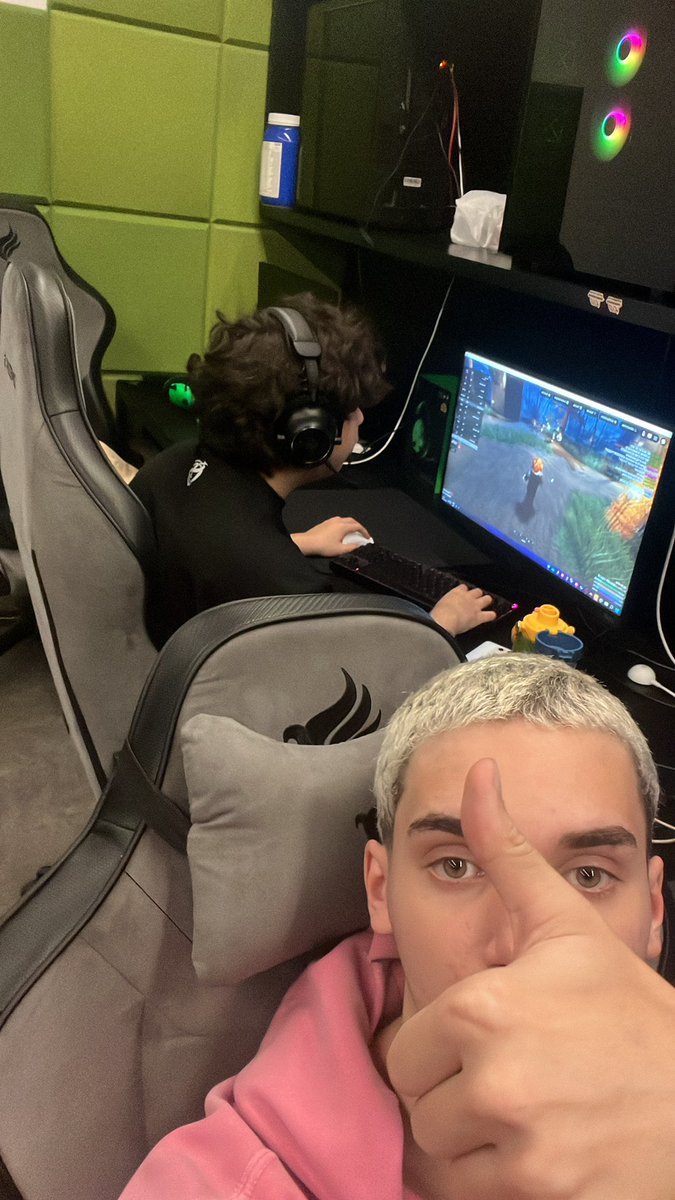 sinatralol1's tweet photo. treinos finalizados, ready para a minha estreia no cblol amanhã, espero vocês lá meus lindos https://t.co/FlAbRE7ZyR