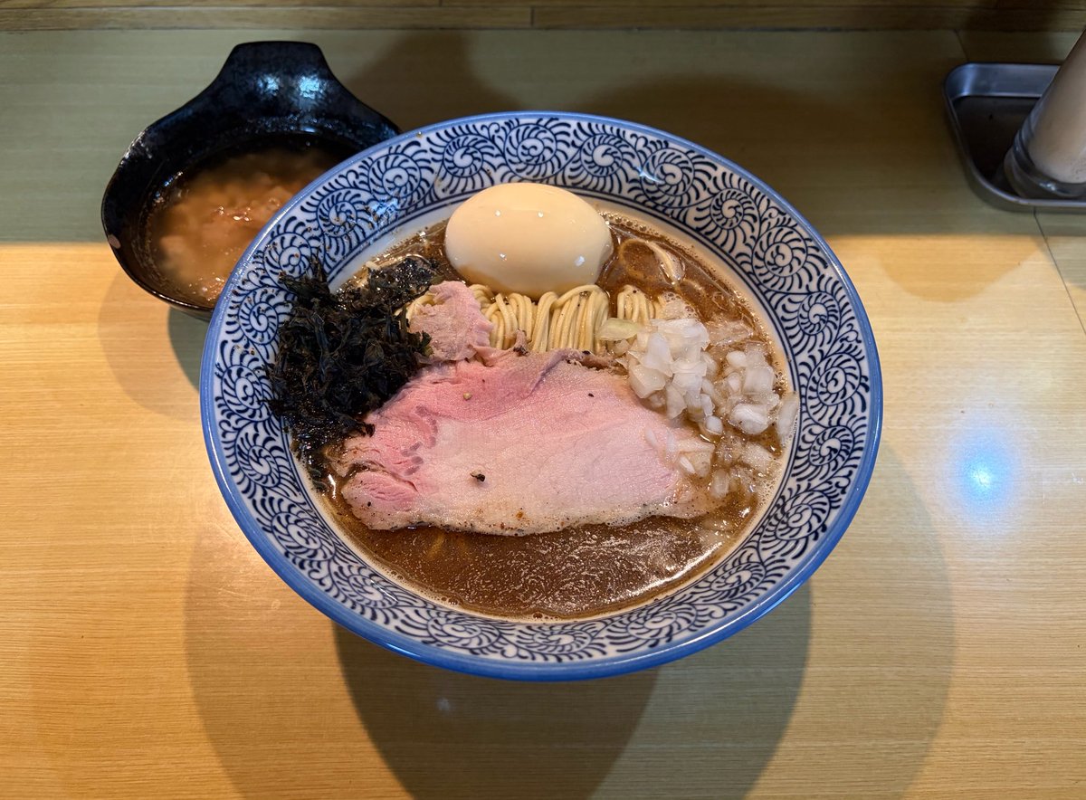 kusu_yarou's tweet photo. URANIBO
ビターMAXレベル３味玉背脂
家族の送迎の合間に連日の突撃😁
フライングえすさん＆春さんとご一緒🥹
前回よりマイルドに感じるニボMAXスープ😍
細麺を背脂にディップして食べると昇天🤩
最後は背脂とスープを完飲し至福の完食🤣
明日も食べたい超絶品な一杯に感謝🙇‍♂️
秋葉さんご馳走様でした‼️ https://t.co/uNnOwdmpoT